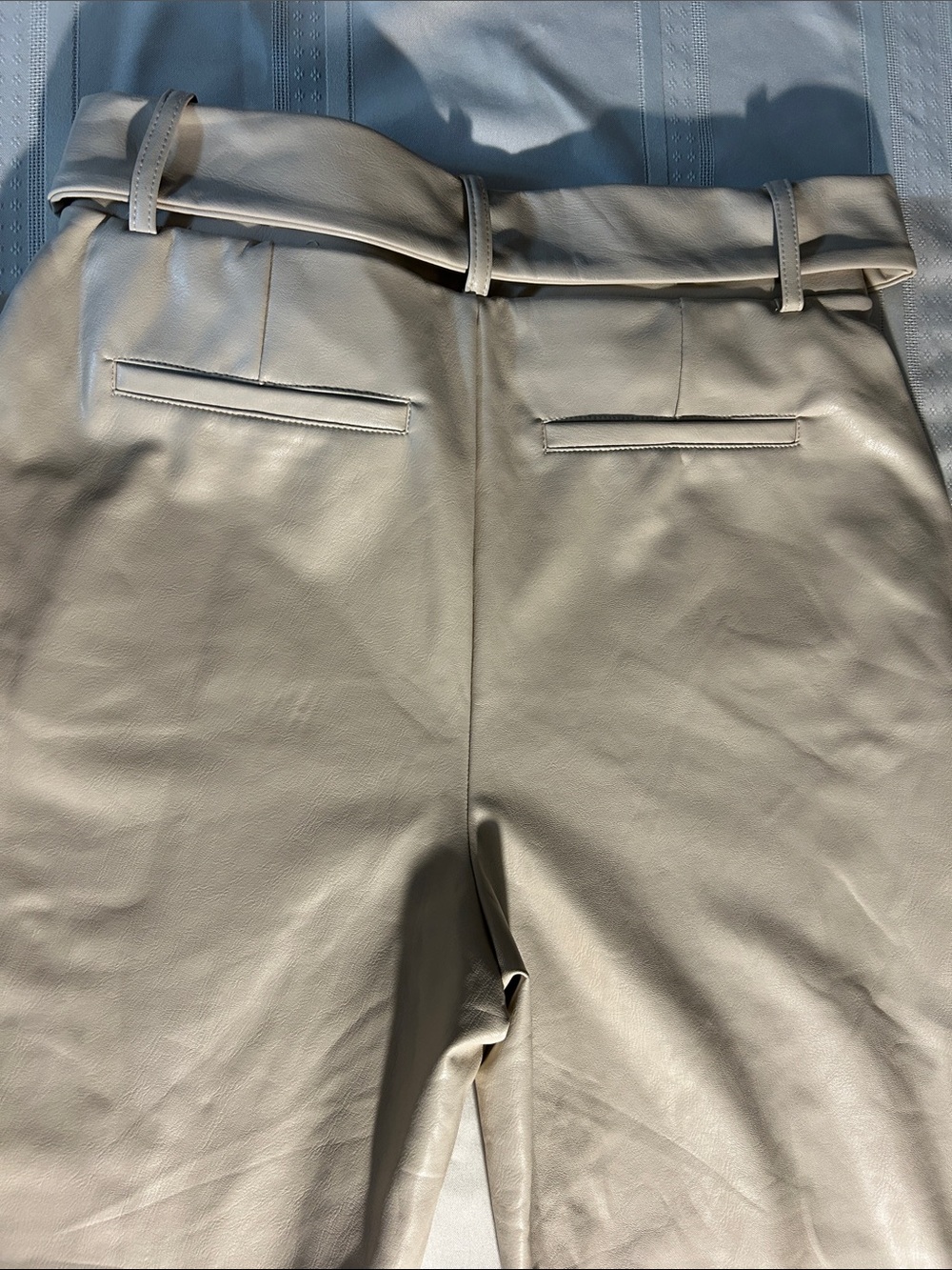 Fashion Nova Cream Faux Leather Pants size Medium Belt very good condition - Picture 4 of 5